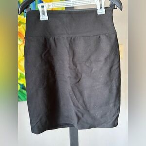 Aritzia stretch knit black skirt  ignite? 6 Ten Babaton